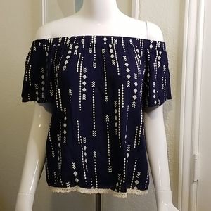 Everly navy cold shoulder top size medium, EUC